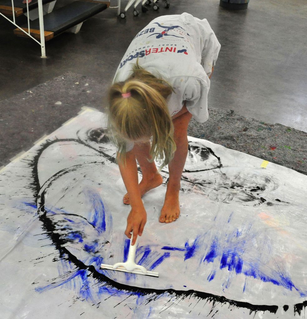 Bild: Beispielbild, Kind malt großflächig auf dem Boden