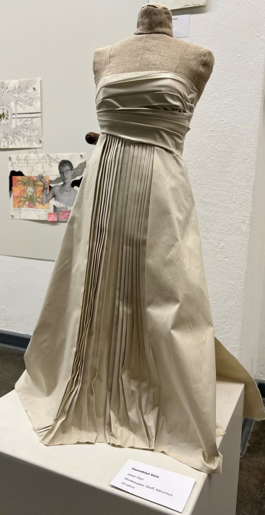 Bild: 3. Preis 14-16 Jahre - Gwendolyn Stein_Stoff- u. Näharbeit