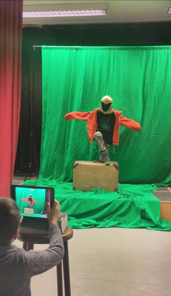 Bild: Beispielbild, zu sehen ist ein kostümiertes Kind vor einem Greenscreen