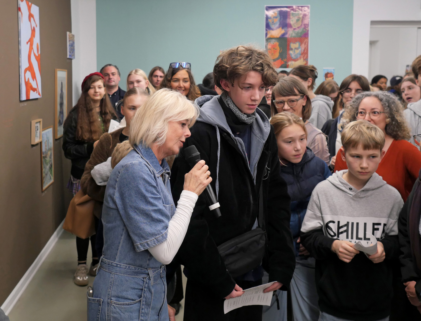 MiK Jugendkunstschule Berlin Mitte - Ein mit Menschen gefüllter Ausstellungsraum.